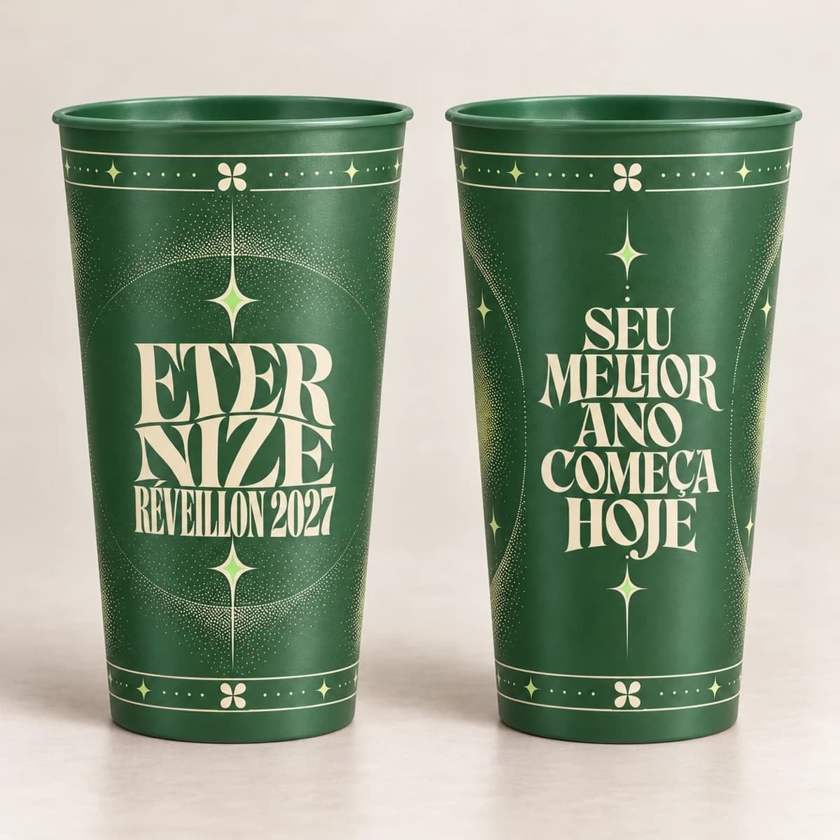 Copo oficial verde do Réveillon Eternize 2027, frente com o logo e verso com a frase Seu melhor ano começa hoje